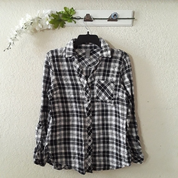 Charlotte Russe Tops - Charlotte Russe sz:L  Plaid Selfie Button-Down Top